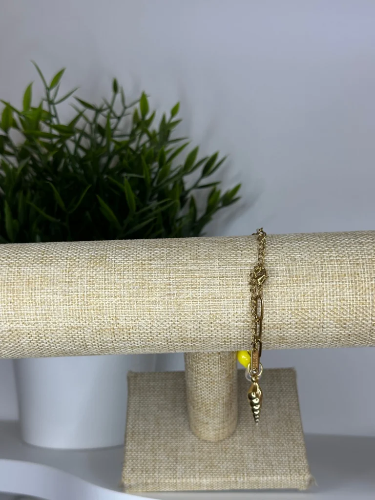 Bijoux colorés : comment porter la couleur sans se tromper