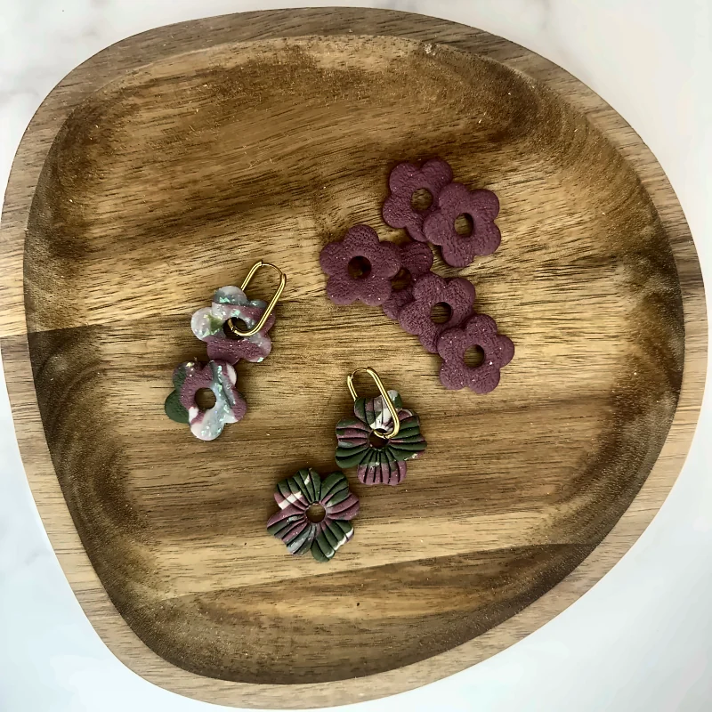 Pampilles fleurs prune, kaki et beige – bijou fait main en pâte polymère