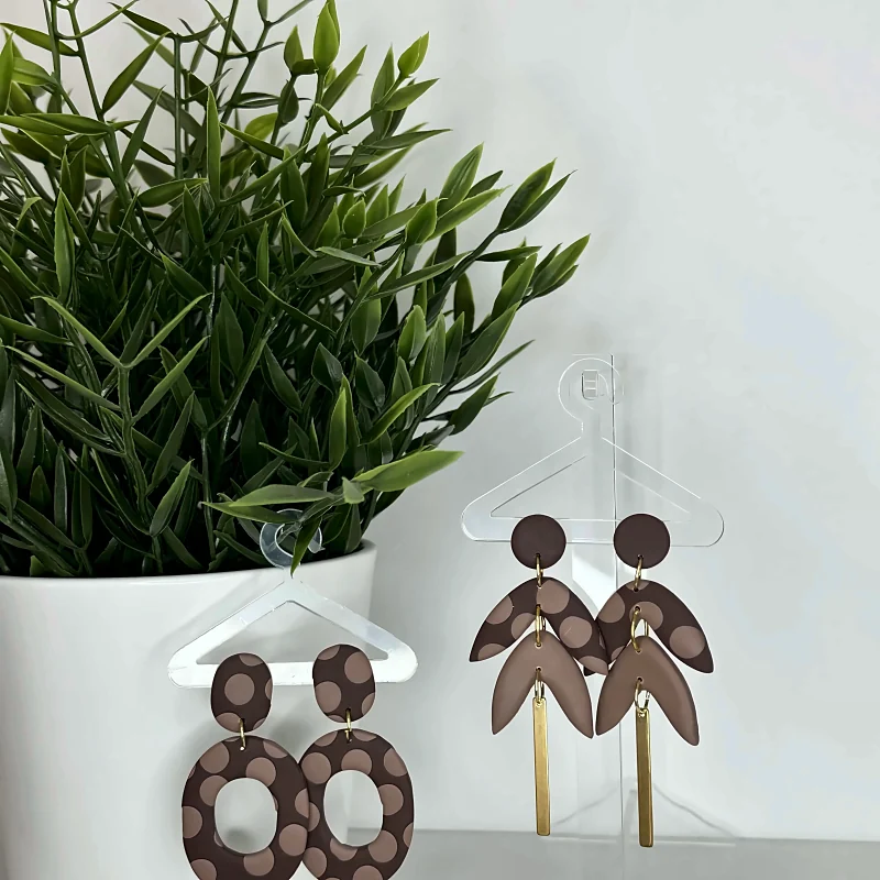 Boucles d’oreilles Collection Pois marron et taupe – bijou fait main en pâte polymère