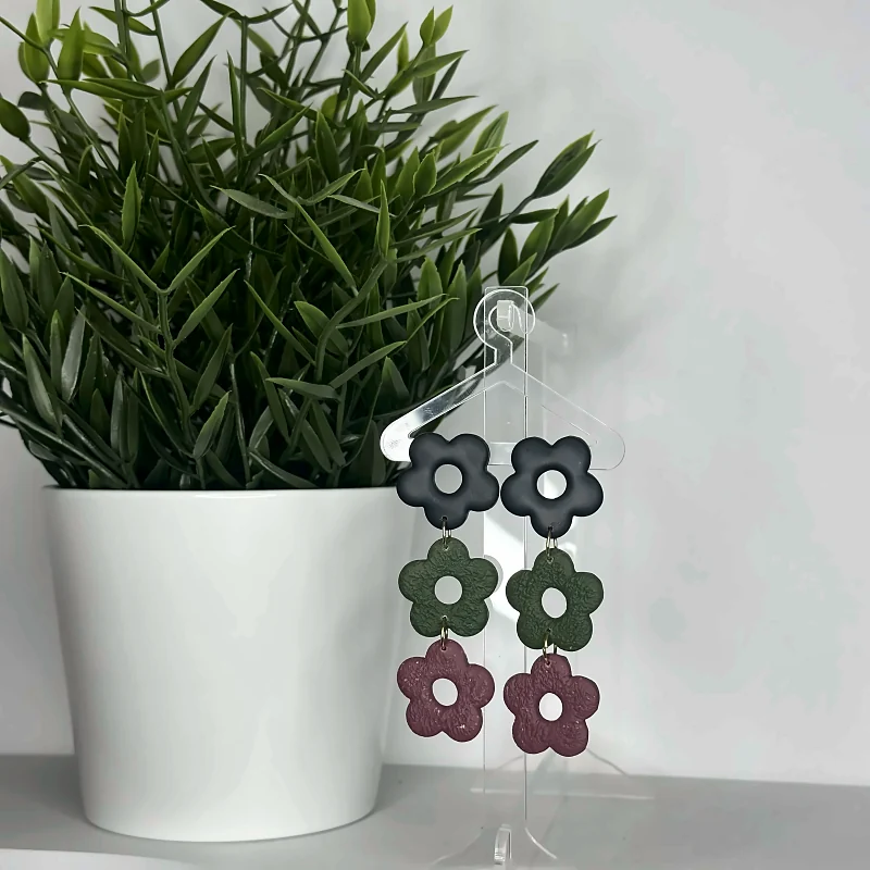 Boucles d’oreilles Capucine XL Noir, kaki et prune, vue 2 – bijou fait main en pâte polymère, modèle unique