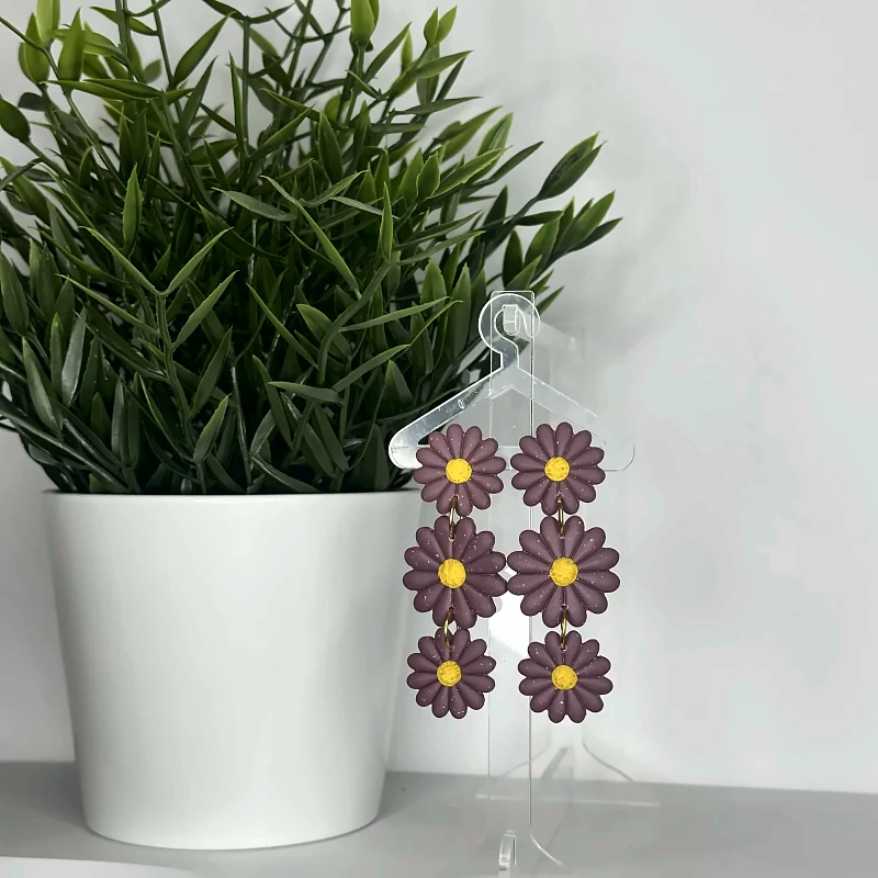 Boucles d’oreilles Triple marguerite violet – bijou fait main en pâte polymère, modèle unique