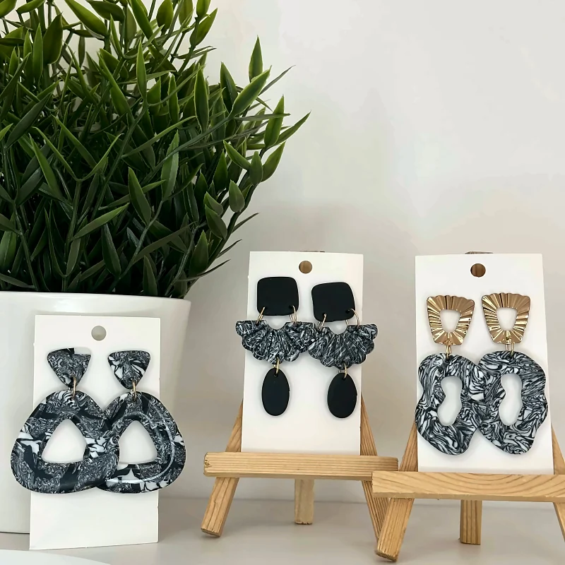 Boucles d’oreilles Collection Black & White – bijou fait main en pâte polymère