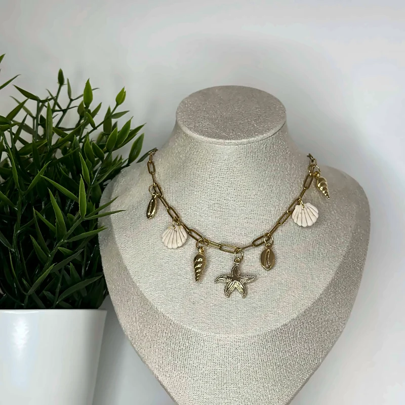 Collier charms coquillage beige – bijou fait main en pâte polymère