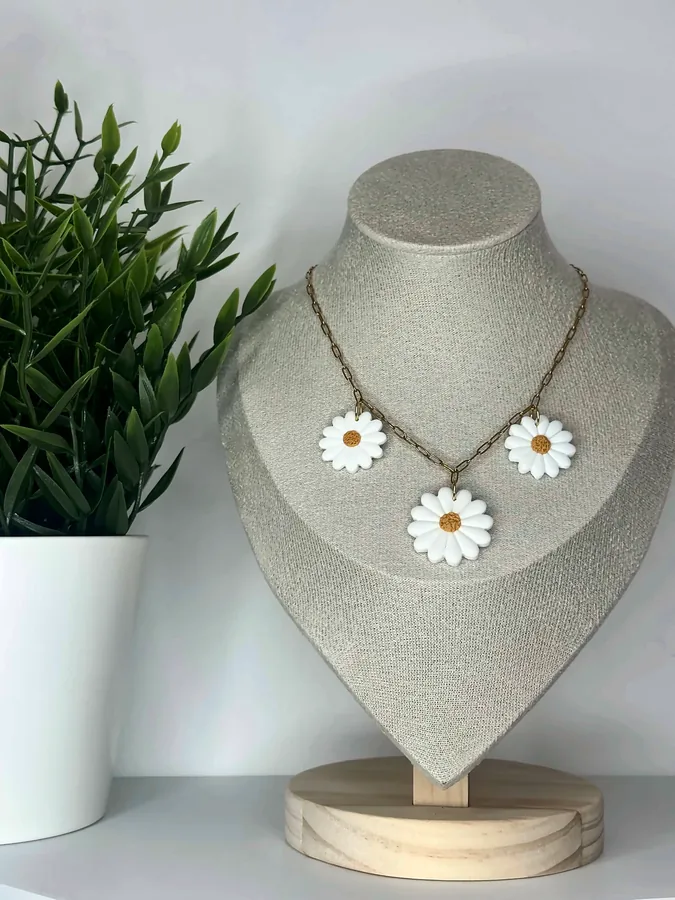 Collier – triple marguerites