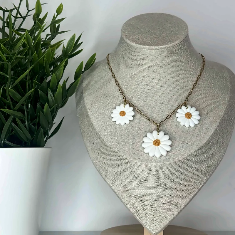 Collier triple marguerites – bijou fait main en pâte polymère