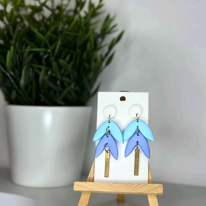 Boucles d’oreilles Flora camaïeu de bleu – bijou fait main en pâte polymère