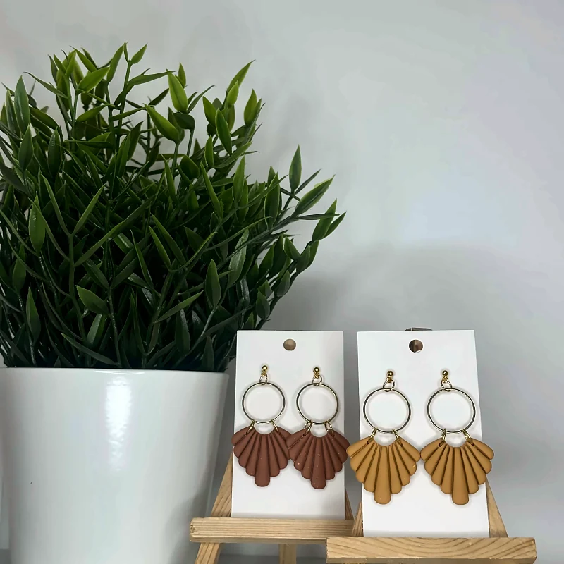Boucles d’oreilles Noémie Camel ou moutarde – bijou fait main en pâte polymère