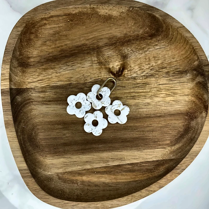 Pampilles fleurs blanches et dorées – bijou fait main en pâte polymère
