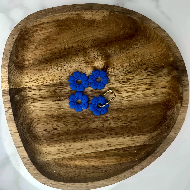 Pampilles fleurs bleu électrique – bijou fait main en pâte polymère