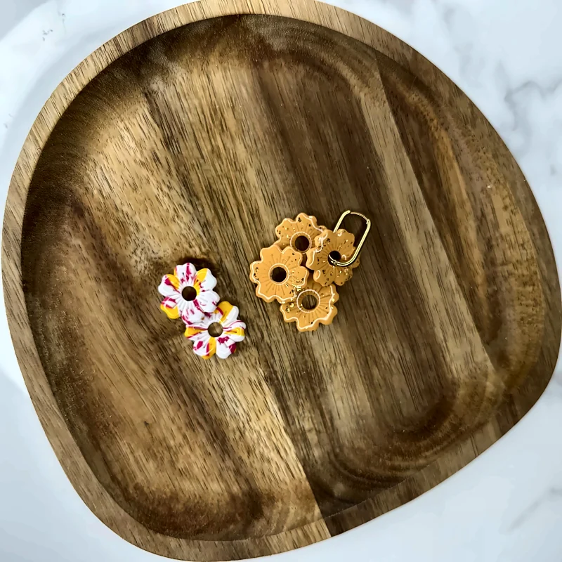 Pampilles fleurs marbrée ou moutarde – bijou fait main en pâte polymère