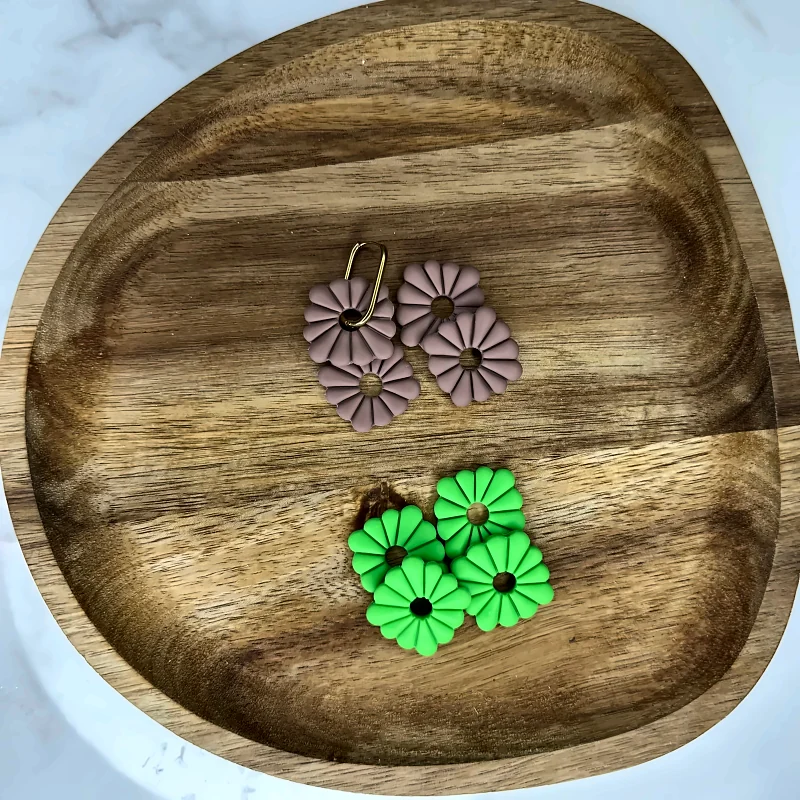 Pampilles fleurs verte ou marron – bijou fait main en pâte polymère