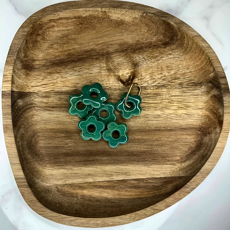 Pampilles fleurs vertes marbrées – bijou fait main en pâte polymère