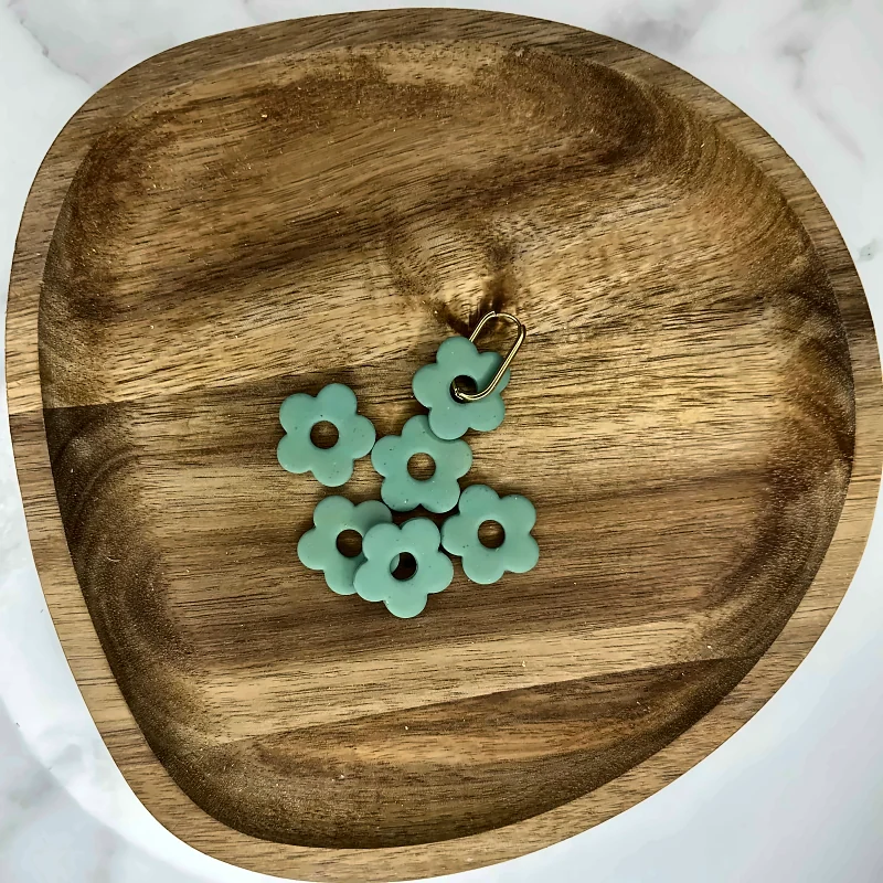 Pampilles fleurs vertes sauge – bijou fait main en pâte polymère