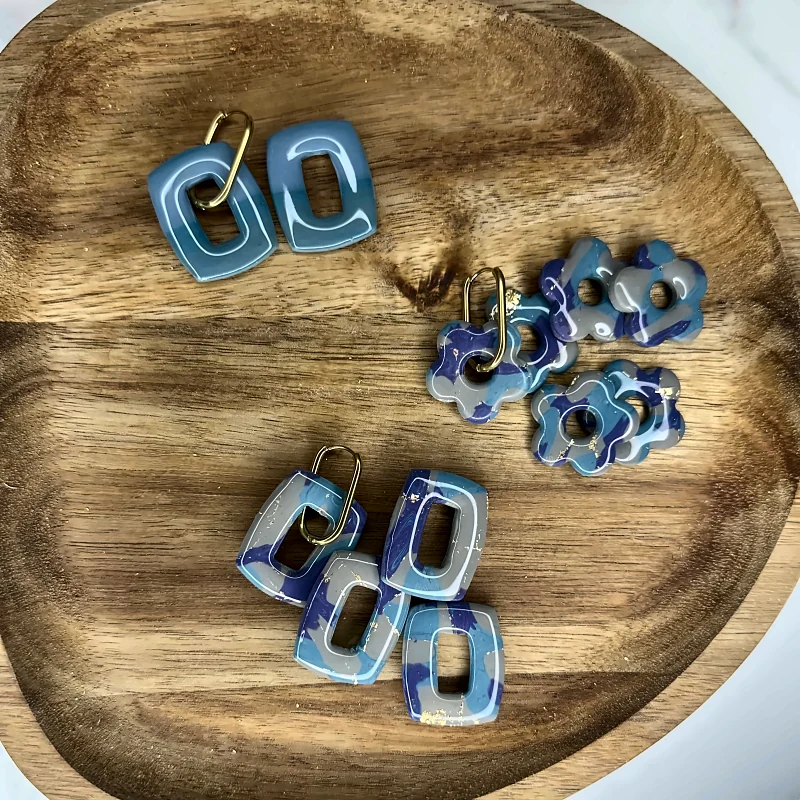 Pampilles grises et bleues, modèle Fleurs – bijou fait main en pâte polymère