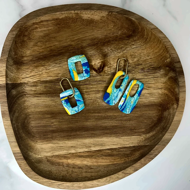 Pampilles marbrées bleu et jaune – bijou fait main en pâte polymère