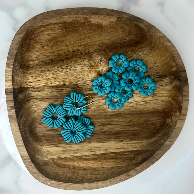 Pampilles turquoises, modèle Iris (gauche) – bijou fait main en pâte polymère